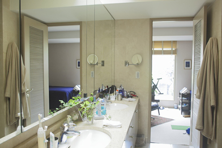 ご夫妻の個室の真ん中には、便利なダブルボウルの洗面室を配置