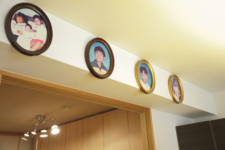額装した家族の写真を壁や棚に飾るなどして大切にしている
