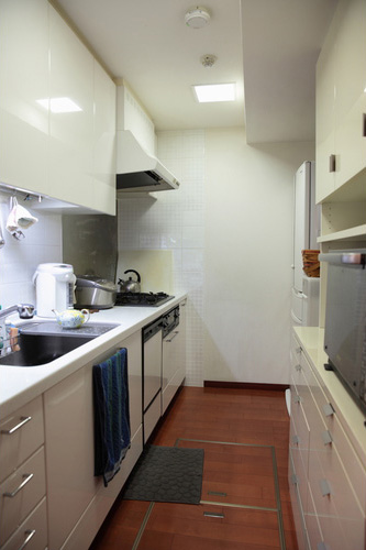 白ですっきりまとめているキッチンはシステム収納棚も白で統一