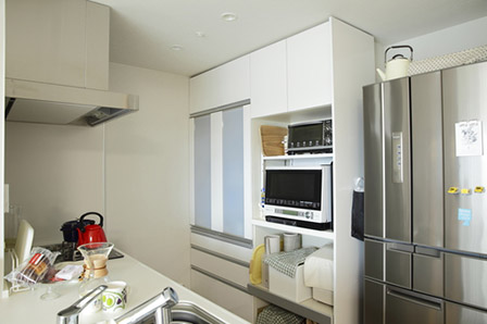 造りつけの食器棚でスペースを有効利用。スキマ掃除の手間も軽減