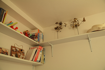尚史さんの書斎の壁の上部には本棚を造り付けて収納力をアップ