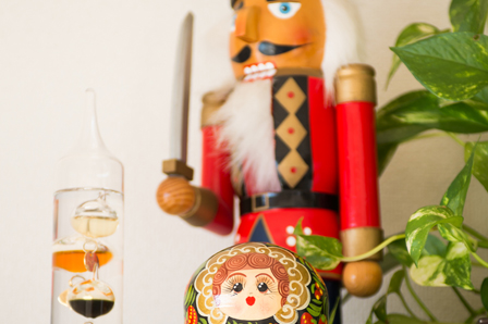 ロシアのマトリョーシカとドイツのくるみ割り人形など各国で買った小物をリビングにディスプレイ。