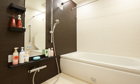 直之さんは、ゆとりある使い勝手のよいお風呂や豊富な機能のトイレにも感銘を受けたという。