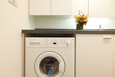 ドイツ製の洗濯機を設置することを優先に、洗面台の高さを決定。