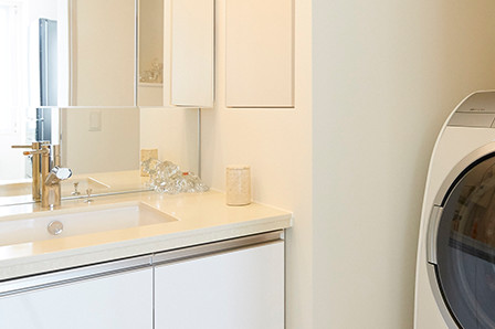 洗面室も白を基調に。ダウンライトは人感センサー＆消臭機能付き。