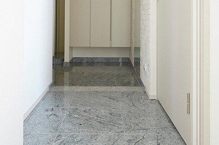 玄関から続く廊下には、玄関と同じ大理石を採用。