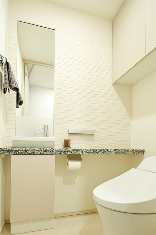 トイレの壁にはオプションで消臭・調湿効果のあるタイルを。