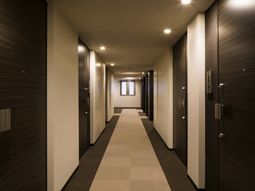 プライバシー性を高めるとともにホテルライクな高級感を演出する内廊下。開口部や器具等のレイアウトも考慮し高いデザイン性を誇ります。