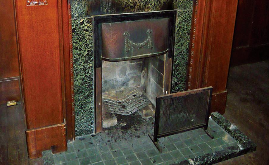 旧中村邸に設置されていた暖炉。一部を切り出し、オブジェとして組み込む手法を採用した。