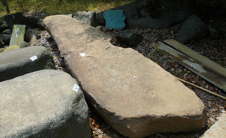 置かれていた庭石には、荒川がひとつずつマーキング。いったん運び出してから、造園時に一部の庭石を利用することにした。
