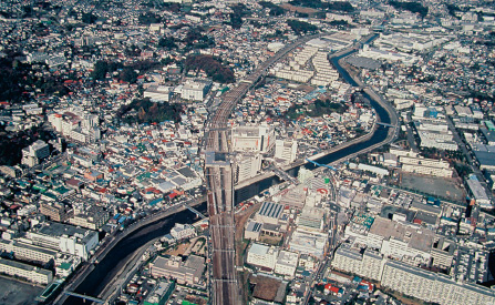 1993年の戸塚駅周辺の航空写真。
