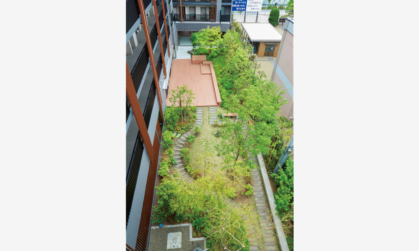 建物の上階から見下ろした防災広場。普段は、植栽の美しさを楽しめる中庭として親しまれている。