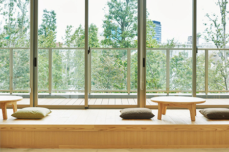 「フォレストハウス」「結いの森」を間近に臨む「フォレストハウス」。2階には国産の杉無垢材をふんだんに利用した多世代の交流スペース「ENGAWA」が用意されている。