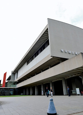 昭和期の日本を代表する建築家のひとり、谷口吉郎設計による東京国立近代美術館。フィルムセンターやアートライブラリーも備えている。