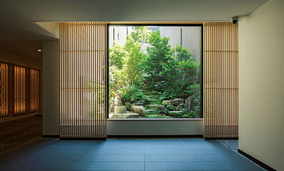 京都の樋口造園が腕を振るった内庭「SANSUI―山水―」。
