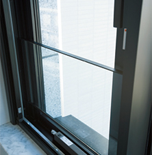(7)ガラスにすることで居室の雰囲気を損なわない工夫を施した窓の落下防止柵
