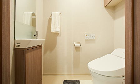 ローシルエット式トイレは自動で便器にミストを吹き付けておくプレミストで汚れが付きにくく、落ちやすい。手洗いゾーンは息子さんもスムーズに使える高さ。