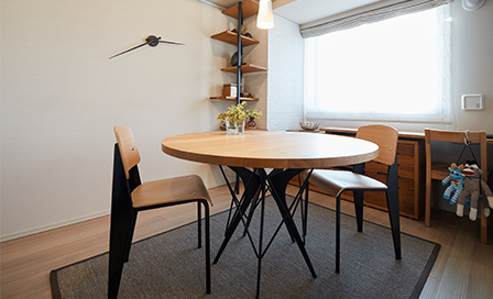 洋室のラウンドテーブルは日本製のオーダー家具。天板はナラ、脚は鉄製。建築家ジャン・プルーヴェのスタンダードチェアを合わせて購入。