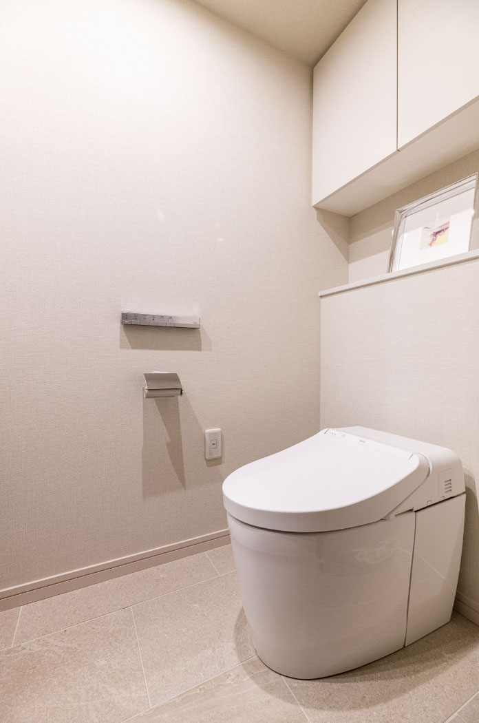 モデルルームのトイレの手洗いカウンターと便器を再利用
