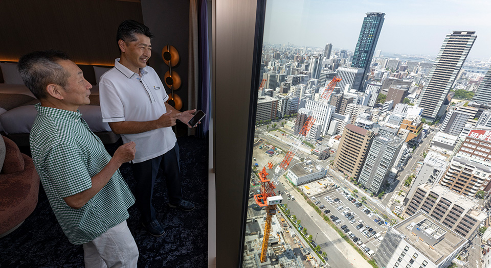 ホテル室内より大阪の「今」を眺める