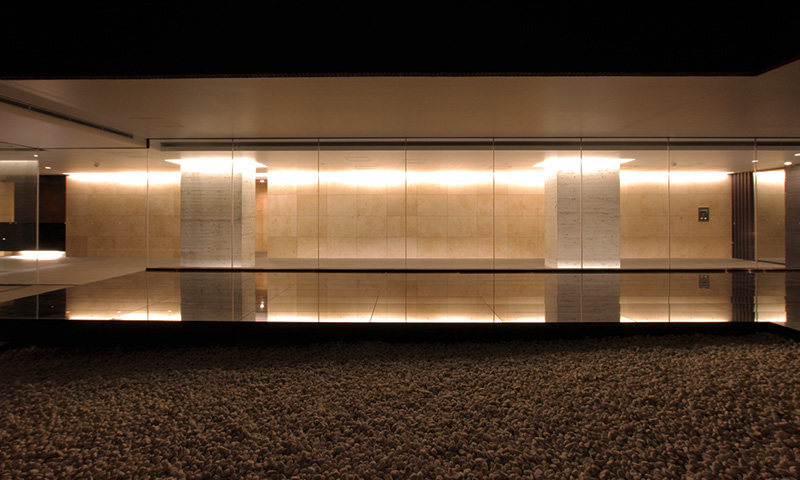 水景と光のエレメントによって表情を設えた＜ザ・パークハウス 六番町＞