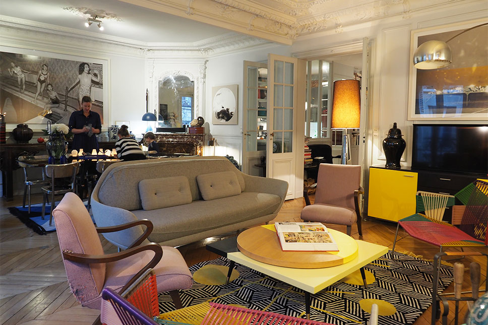 おしゃれな丸い鏡をアクセントにした、パリの住まい 〜鏡と多彩な家具を使ったインテリアコーディネート術〜
