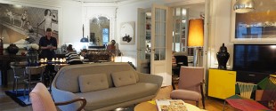 おしゃれな丸い鏡をアクセントにした、パリの住まい 〜鏡と多彩な家具を使ったインテリアコーディネート術〜