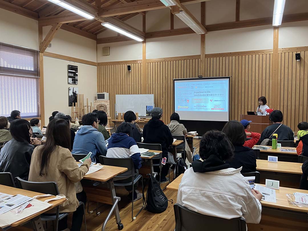 木の香り漂う空間で、熱心に耳を傾ける参加者たち。