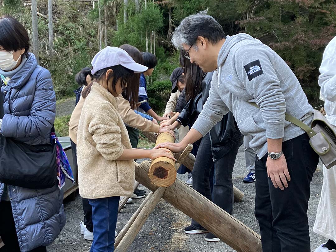 「菩提の滝」で採取された特別な砂を使い、伝統の「砂磨き」に挑戦