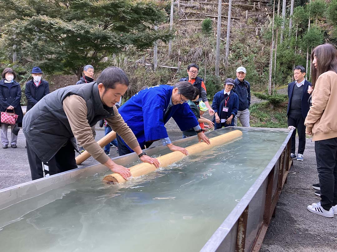 磨き上げた丸太を水に沈め、美しい光沢を引き出す最終工程
