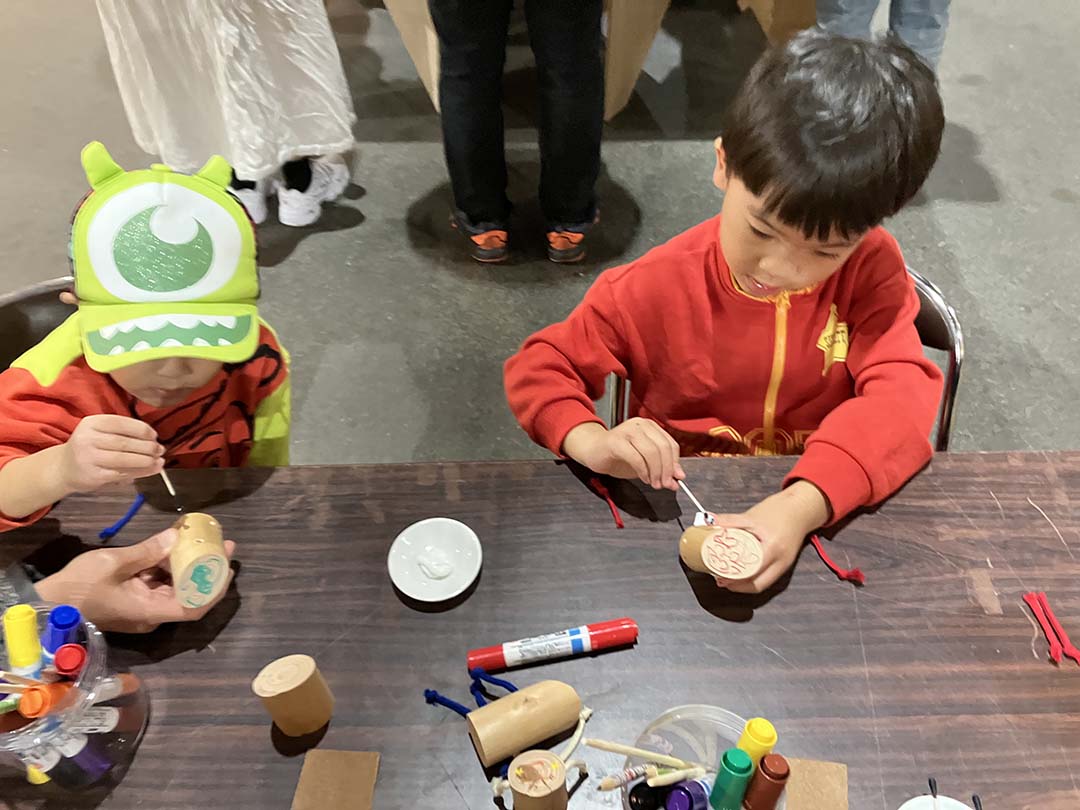 大人も子どもも工作に夢中