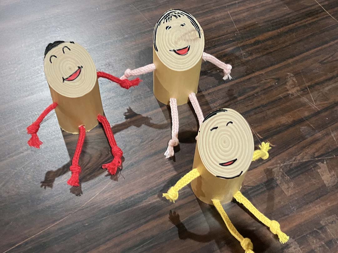 表情豊かな木製人形が完成