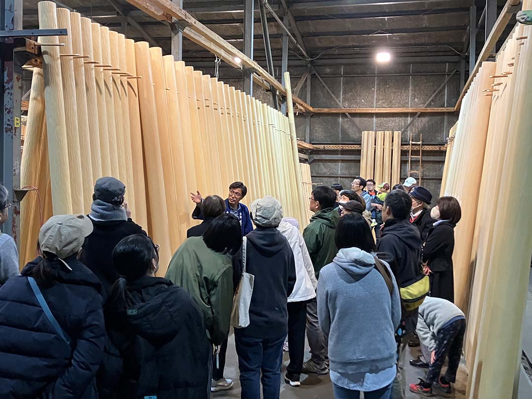倉庫に並ぶ美しい北山丸太。森から製品に至るまでの長い旅路に思いを馳せる