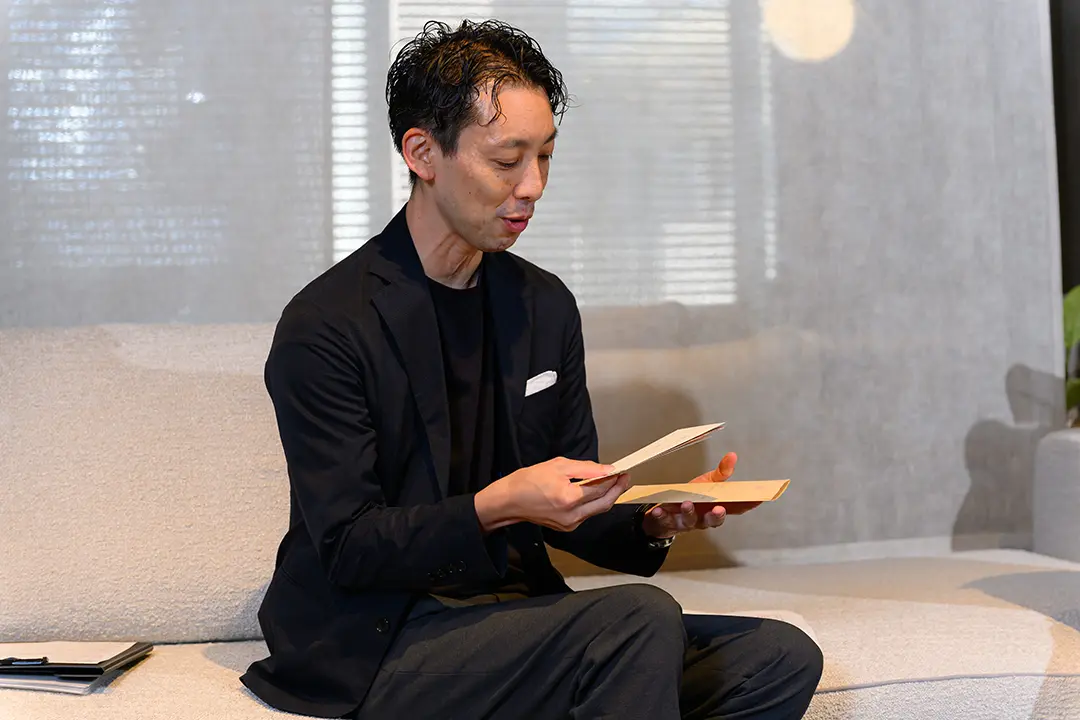 お客様から届いたお手紙を大切に保管している小南さん