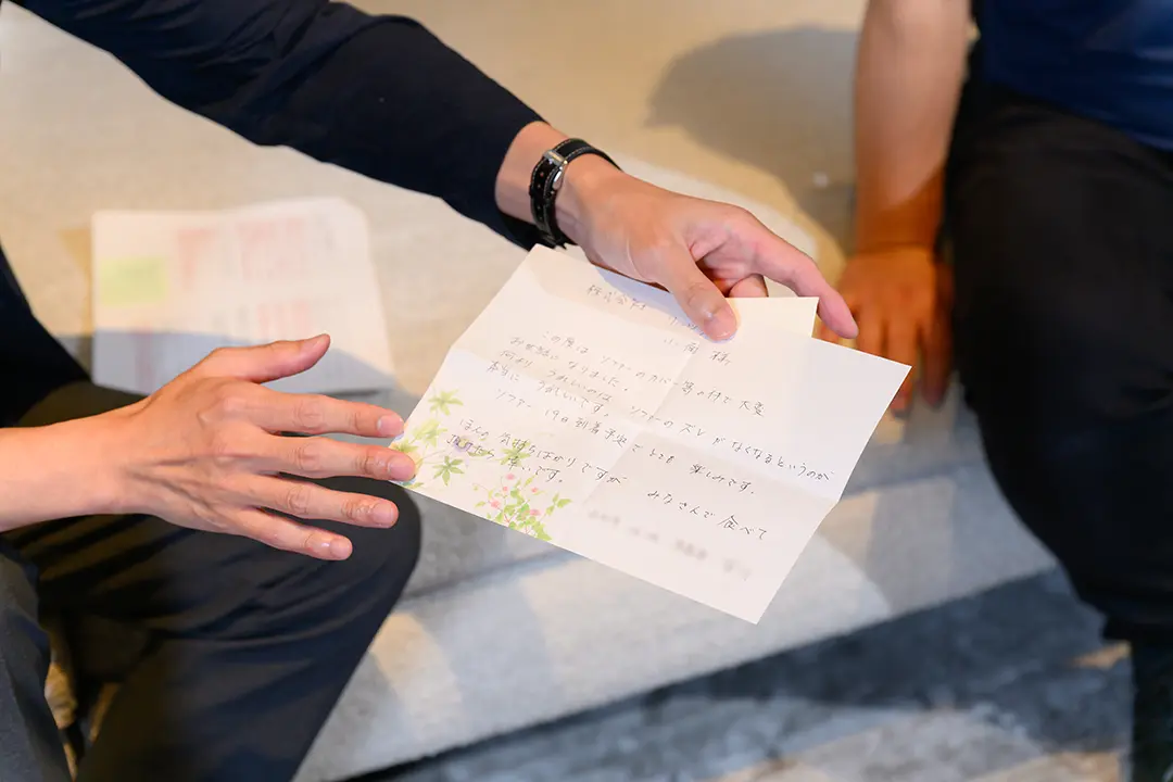 修理後の家具の写真とともに届いた、お客様からの感謝のお手紙。