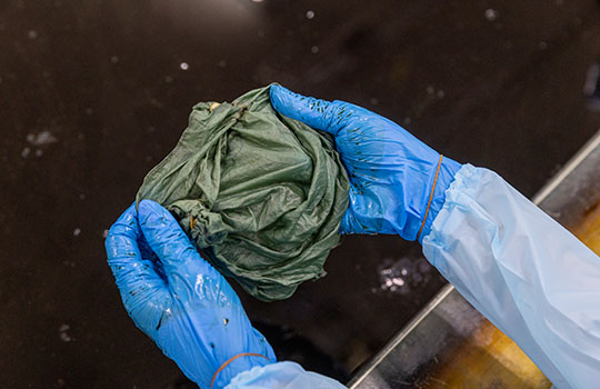 藍甕から取り出すと、空気に触れて色が変化する