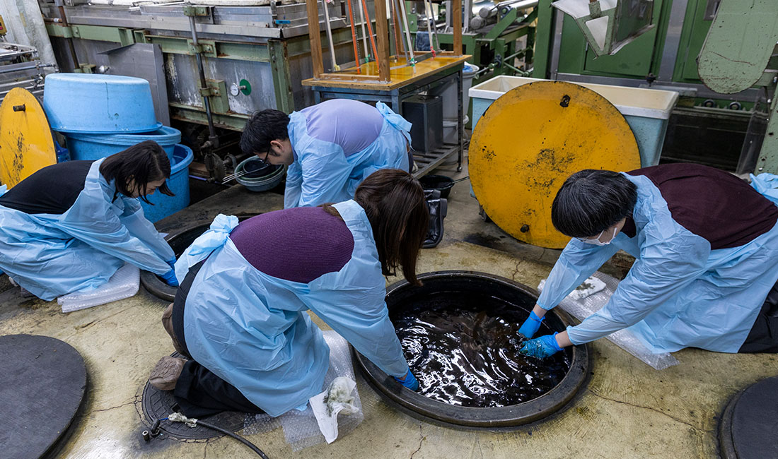 回数を重ねるごとに色が変化し、布の表情が育っていく