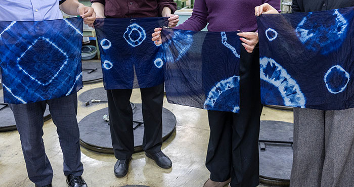 同じ藍で染めても濃淡やにじみ、模様の出方が微妙に異なる