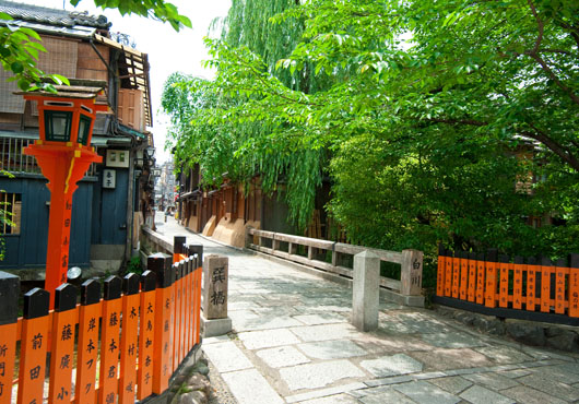 近くにある辰巳大明神にちなんで名付けられた・巽橋