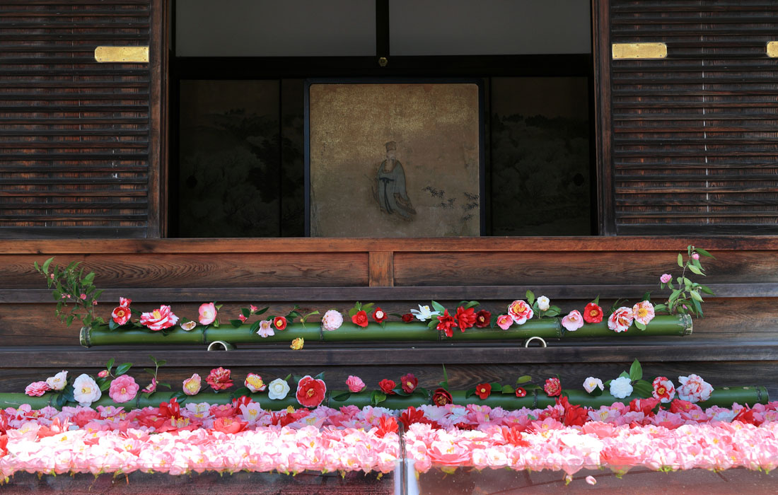 青竹に生けられた「霊鑑寺」の椿。色や形が異なる多彩な椿が楽しめる