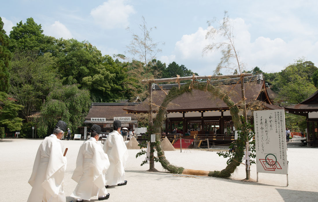 上賀茂神社の境内、夏越の祓に臨む神職と茅の輪