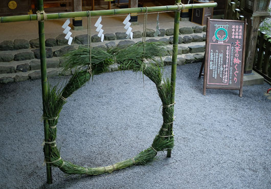 茅と竹で清らかに組まれた、貴船神社の夏越の茅の輪