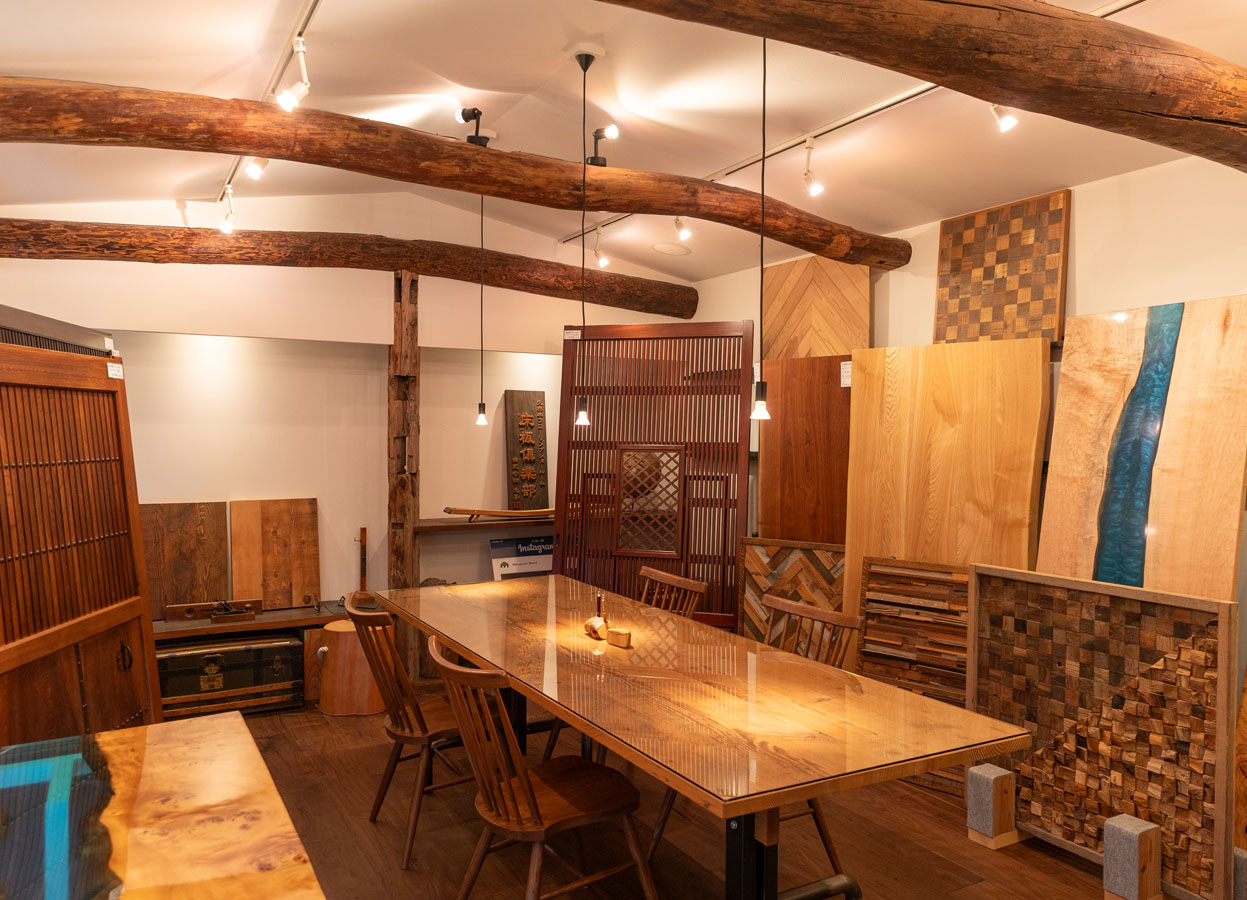 ギャラリーには「みやこ杣木」や古材を利用した商品が並ぶ