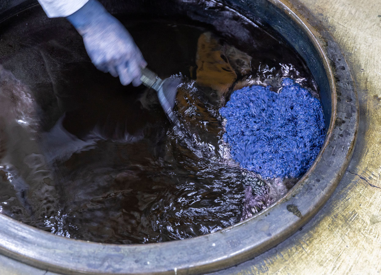 丁寧に手入れをしながら使い込まれた藍甕