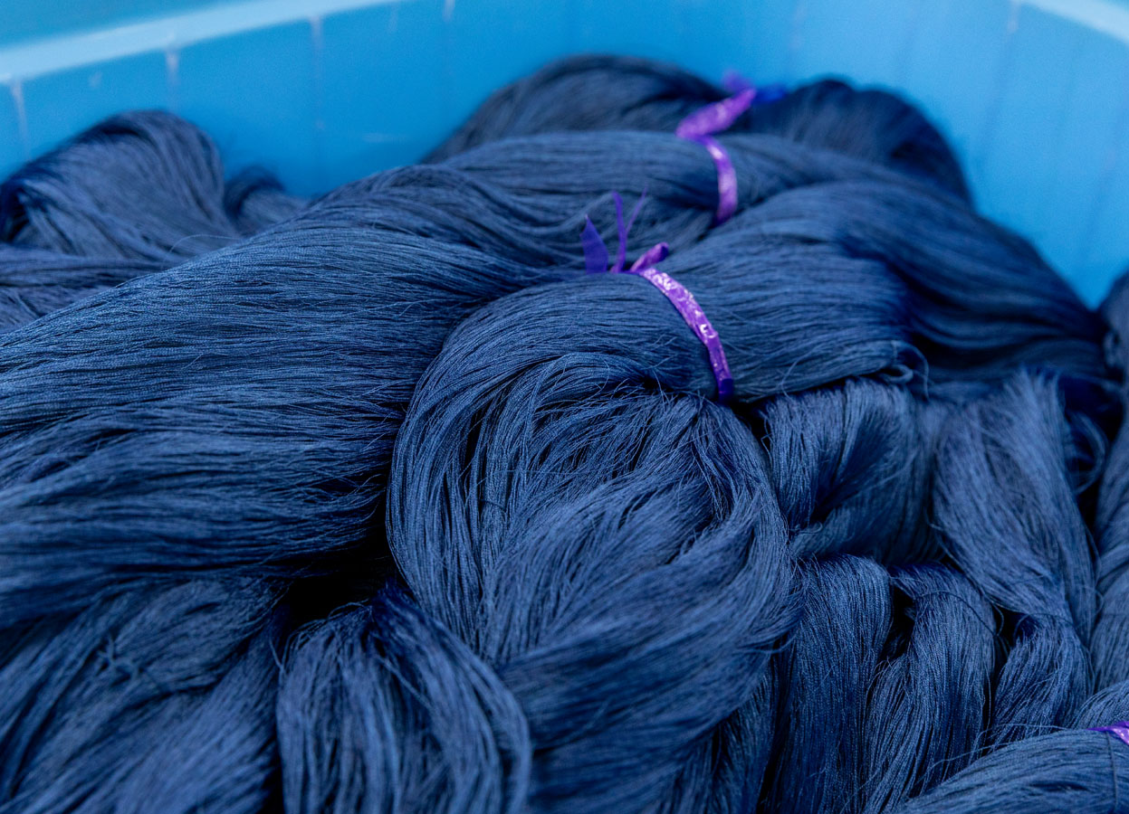 工程を重ねるごとに濃く色づく