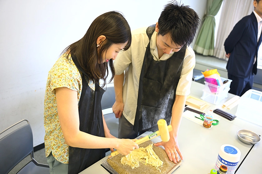 ワークショップの様子（和紙の原材料を叩く工程）