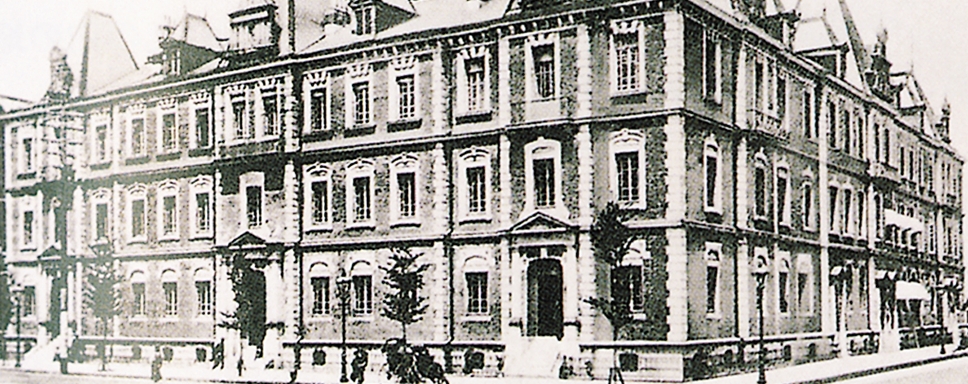1894年（明治27年）6月、丸の内最初のオフィス建築「第一号館」竣工。