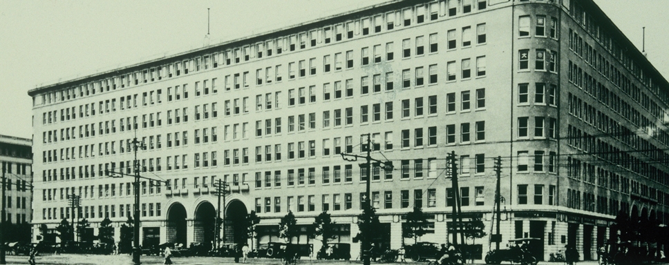 1923年（大正12年）2月、「丸の内ビルヂング」竣工。