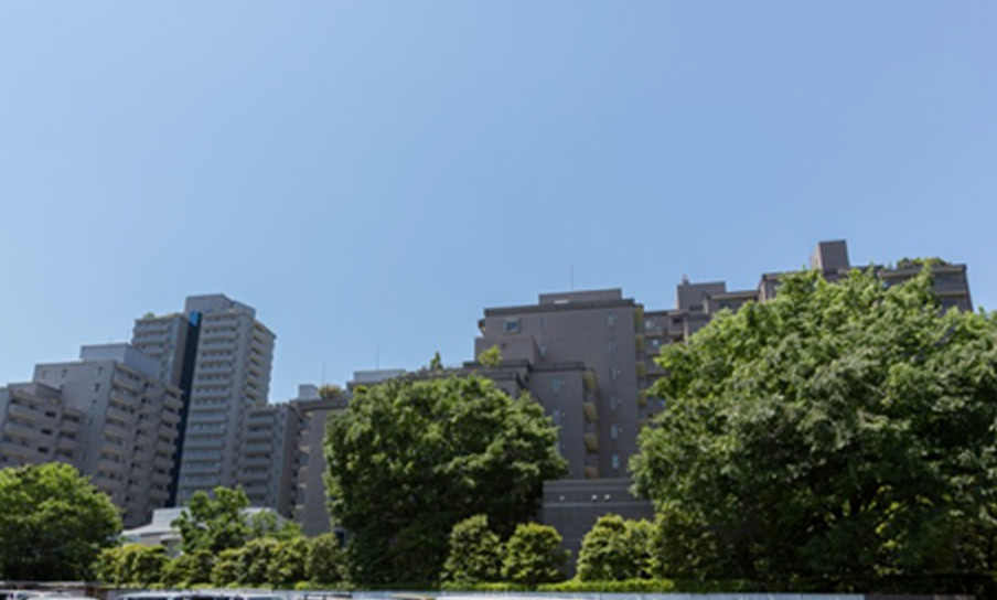 「鵜の木駅」から多摩川に向かって歩くと、木々に囲まれた、緑豊かなマンション群が現れる。