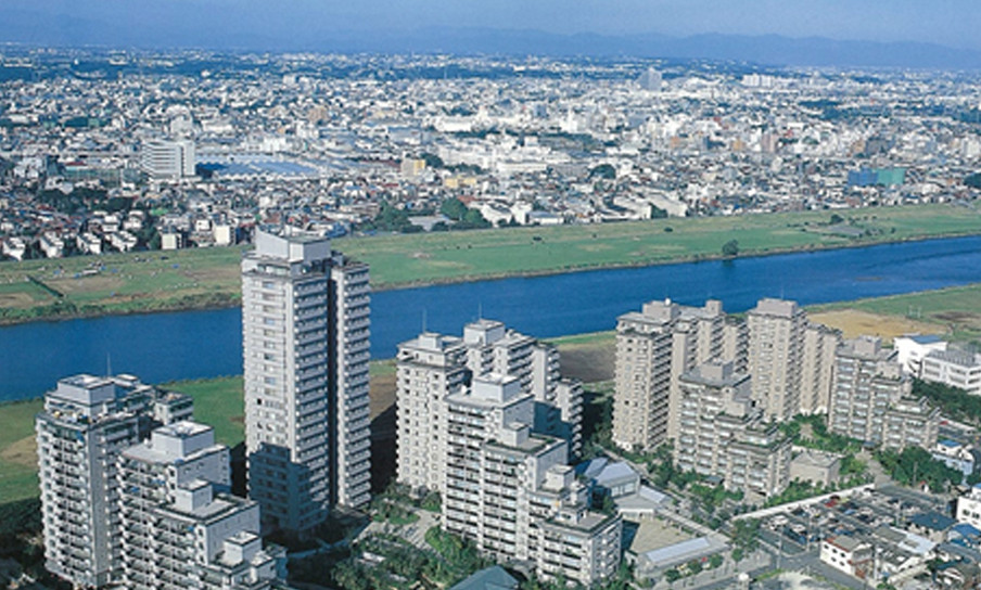 「パークハウス多摩川」全景。北街区（写真右）は4棟全213戸、南街区（写真左）は5棟全362戸、合計575戸（竣工記念パンフレットより）。